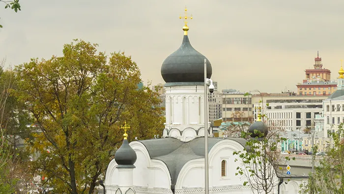 Igreja branca, em Moscou, na Rússia Igreja branca. Uma viagem por Moscou
