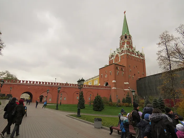 Uma das torres do Kremlin, em Moscou, Rússia Por baixo dessa ponte, passava o Rio Neglínaya, que hoje corre por baixo da terra
