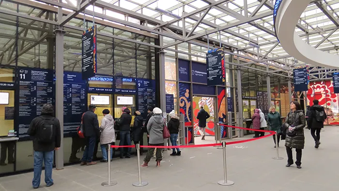 Guichês para comprar o ingresso para visitar o Kremlin, em Moscou, Rússia São vários guichês para atender centenas de turistas todos os dias, que querem visitar o Kremlin