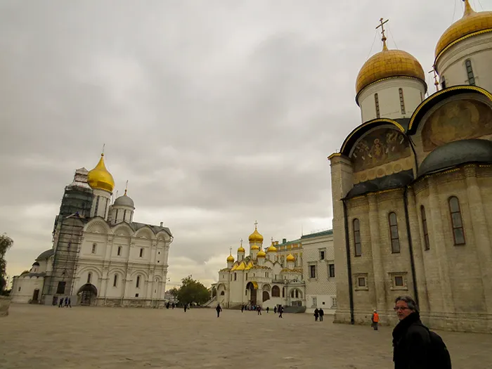 Praça das catedrais, no Kremlin de Moscou, Rússia Praça das catedrais, com a Catedral da Assunção em frente e a Catedral da Anunciação à direita