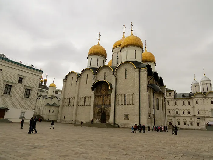A Catedral da Assunção, no Kremlin de Moscou, Rússia A Catedral da Assunção guarda os restos mortais de Hermogenes, o patriarca, que morreu em 1612