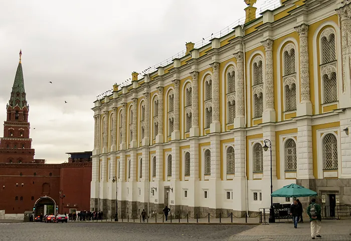 kremlin, em em Moscou, Rússia o lindo prédio amarelo e branco guarda os tesouros e as relíquias do país, no Kremlin