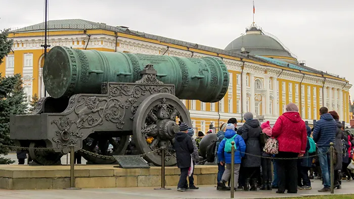 O cnhão do Kremlin e estudantes tendo aula em torno dele Os alunos estudam a história do país, "in loco"
