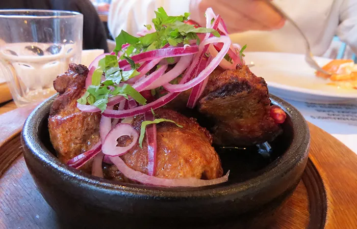 culinária georgiana, em Moscou, Rússia carne de porco acebolada é uma das especialidades da culinária georgiana
