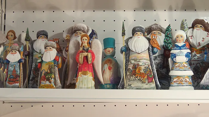 Decoração natalina, em Moscou, Rússia O Papai Noel, na Rússia, ainda é azul