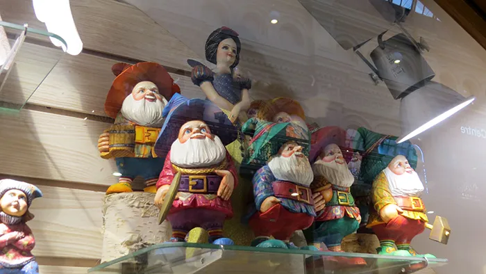 Branca de Neve e os sete anões, em Moscou, Rússia Como resistir a essa Branca de Neve e os seus sete anões?