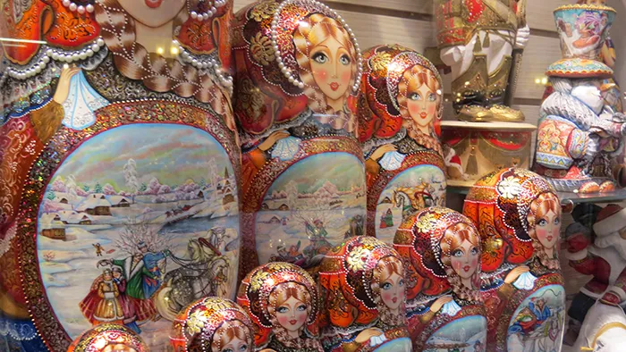 matrioshkas, em Moscou, Rússia Matrioskas estilizadas em todos os tamanhos