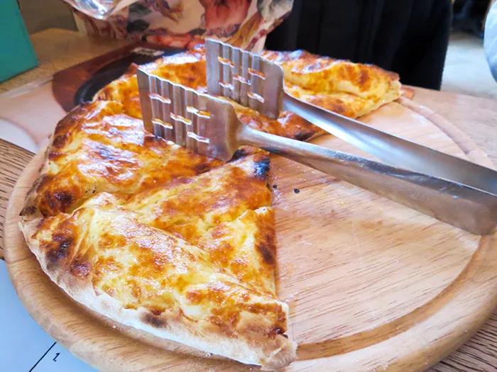 Khachapuri, em Moscou, Rússia Khachapuri, uma das iguarias mais festejadas, é uma massa com bastante queijo e manteiga