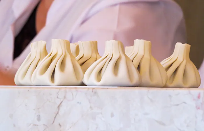 Khinkali, em Moscou, Rússia Khinkali, uma espécie de pastel cozido e recheado de carne, queijo ou cogumelo