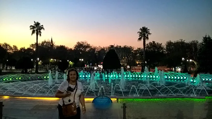 Sonia numa praça em Istambul, Turquia Uma praça em Istambul