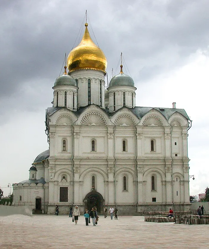 Na Catedral do Arcanjo, no Kremlin de Moscou, Rússia Na Catedral do Arcanjo estão os túmulos de Ivã, o Terrível, e do seu filho