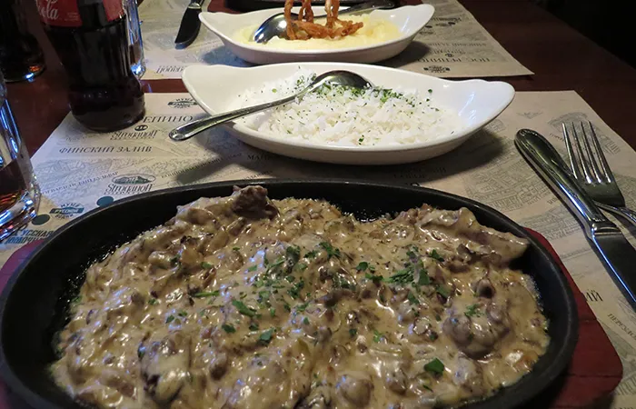 Strogonoff em Moscou, Rússia Strogonoff (prato individual), com arroz e purée de batatas, do restaurante de S. Petersburg