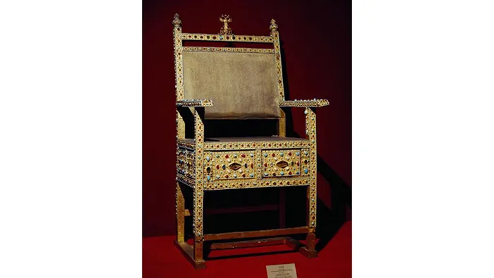 Trono com pedras preciosas, no Kremlin, em Moscou, Rússia Trono do Tsar Mikhail Romanov, no Museu do Kremlin, em Moscou, Rússia