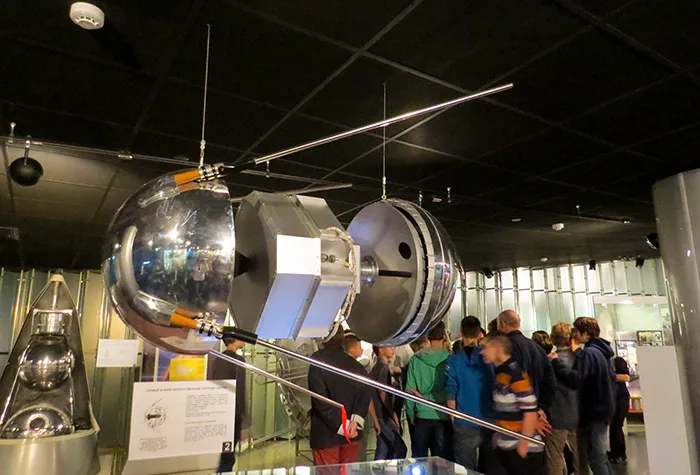 No Museu da Cosmonáutica, em Moscou, Rússia, o Sputnik – o primeiro satélite artificial da terra No Museu da Cosmonáutica, em Moscou, Rússia, o Sputnik – o primeiro satélite artificial da terra