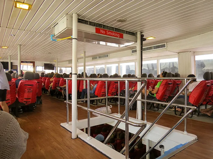 O barco para Koh Phi Phi, Tailândia O barco para Koh Phi Phi