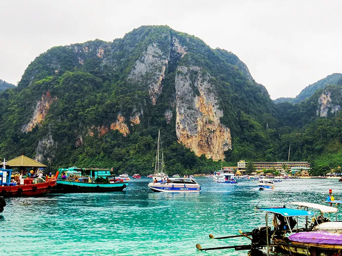 As águas azuis de Koh Phi Phi, na Tailândia Uma combinação perfeita: águas azuis e essas formações rochosas