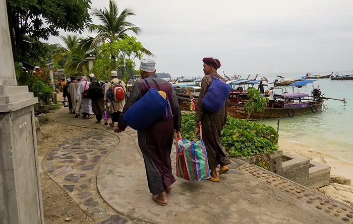 Turistas chegando e carregando a própria bagagem, em Koh Phi Phi, Tailândia Turistas chegando e carregando a própria mala