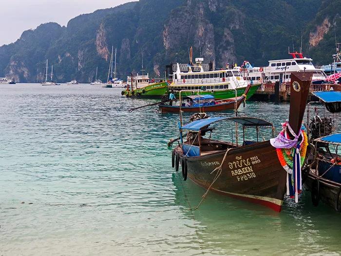 Koh Phi Phi e os os barcos ancorados Koh Phi Phi é um cartão postal