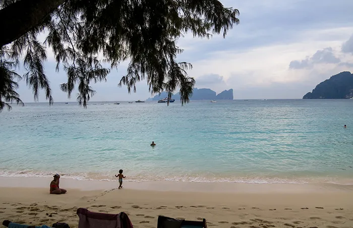 AS águas aparentemente clamas de Koh Phi Phi, Tailândia Paz e tranquilidade, no paraíso