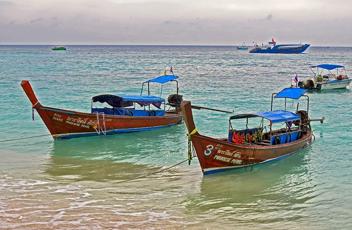 Os long tail boats em Koh Phi Phi, Tailândia Em táxis boat estão em todos os lugares