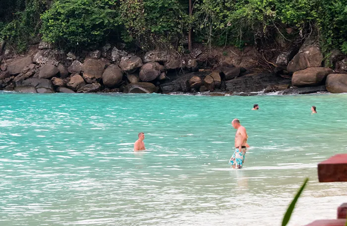 Mar de Andaman, em Ko Phi Phi, Tailândia a beleza do mar de Andaman, em Ko Phi Phi