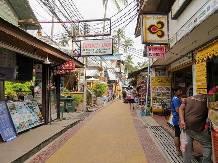Lojinhas, bares e restaurantes de Koh Phi Phi, Tailândia Lojinhas, bares e restaurantes ocupam as ruas da ilha