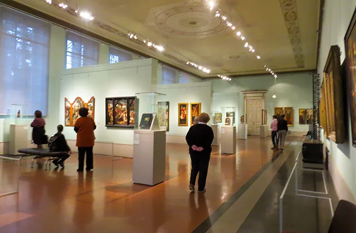 Salão do Museu Pushkin de Belas Artes, em Moscou, Rússia São muitas as salas dedicadas à pintura, no Museu Pushkin