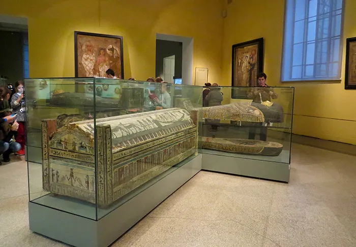 Arte egípcia no Museu Pushkin de Belas Artes, em Moscou, Rússia Muitos sarcófagos e múmias nas salas selecionadas para a arte egípcia