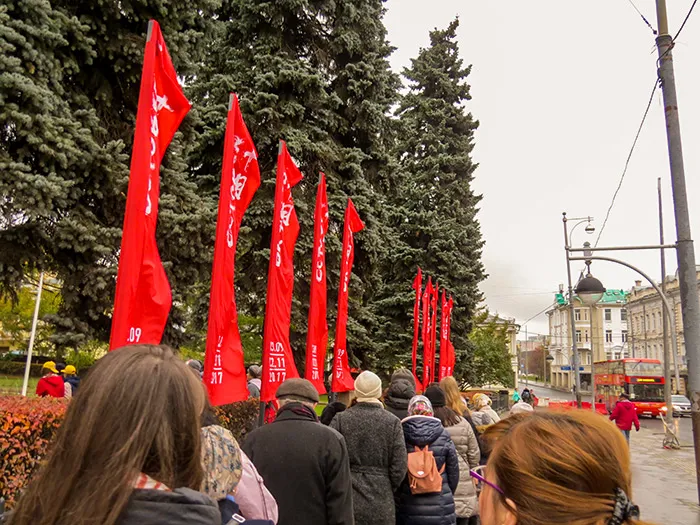Fila para entrar no Museu Pushkin, em Moscou, Rússia Fila para entrar no Museu Pushkin