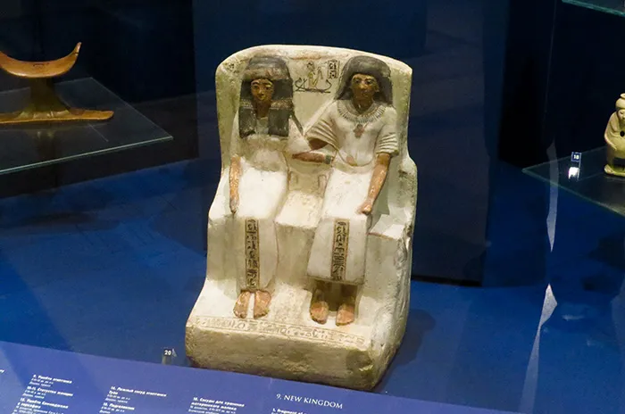 Casal sentado no trono, no Museu Pushkin de Belas Artes, em Moscou, Rússia Casal sentado