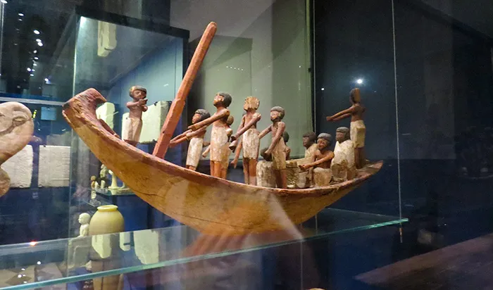 Barco funerário, no Museu Pushkin de Belas Artes, em Moscou, Rússia Modelo de barco funerário