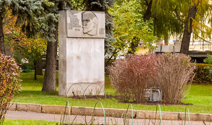 No jardim do Museu Pushkin de Belas artes, uma homenagem a Lênin, em Moscou, Rússia No jardim, Lênin dá as boas-vindas a quem chega ao Museu Pushkin