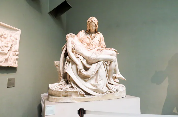 Uma réplica da Pietà, de Michelangelo, no Museu Pushkin de Belas Artes, em Moscou, Rússia A Pietà, de Michelangelo. Réplica perfeita no Museu Pushkin