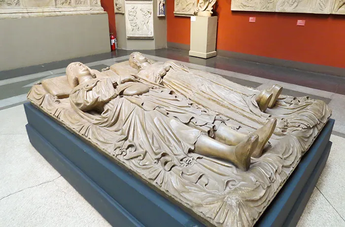 Túmulo de nobres, no Museu Pushkin de Belas Artes, em Moscou, Rússia Um túmulo para um nobre casal, no Museu Pushkin