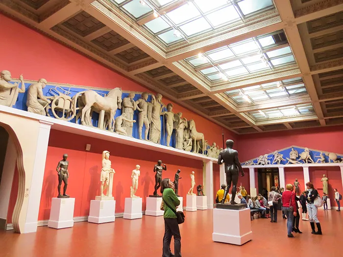 Museu Pushkin de Belas Artes: uma jornada pela arte e história russa 8 Várias salas cheias de réplicas