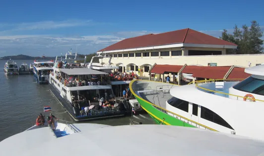Rassada Pier, em Phuket, Tailândia Rassada Pier, em Phuket