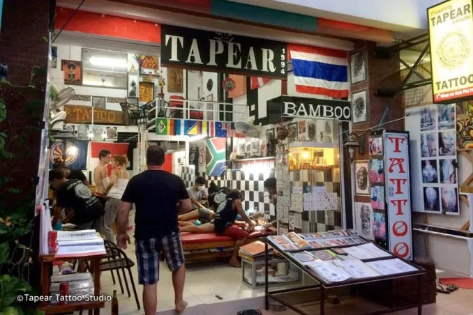 Tapear Tatoo em Koh Phi Phi, Tailândia Tapear Tatoo é o estúdio de tatuagem mais antigo de Koh Phi Phi