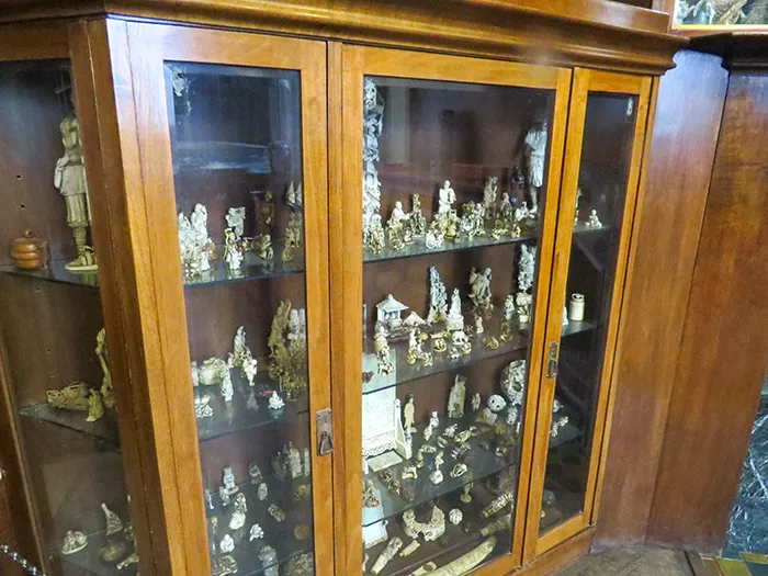 Armário com miniaturas Vários armários guardam a coleção de Gorki