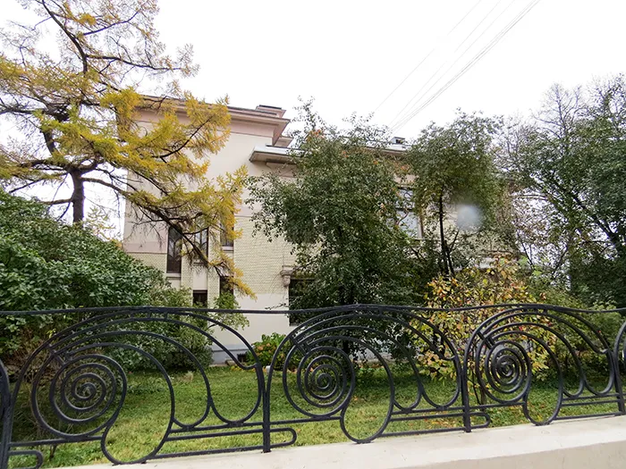 Gorki além dos livros: visita guiada ao museu-casa do escritor russo 1 A bela grade do muro harmoniza com o jardim que cerca o museu