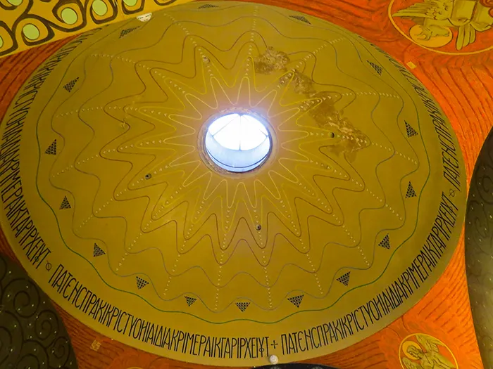 O teto da capela, cheio de simbologias, na casa de Gorki O teto da capela, cheio de simbologias.