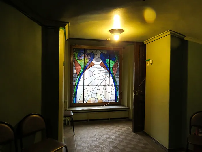 Vitrais coloridos na casa Museu Gorki, em Moscou, Rússia Os vitrais coloridos iluminam e dão cor ao museu Gorki