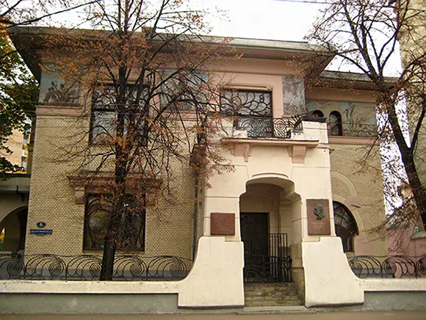 Fachada da casa de Gorki, em Moscou, Rússia Fachada do Museu-casa de Gorki.