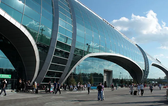 Aeroporto Domodedovo, em Moscou, Rússia, pronto para receber os visitantes .para a Copa do Mundo