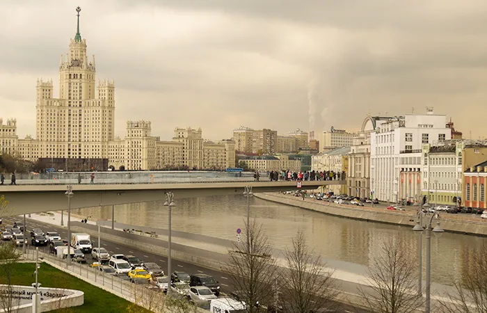 O trânsito em Moscou e uma das 7 irmãs ao fundo, pronta para a Copa do Mundo