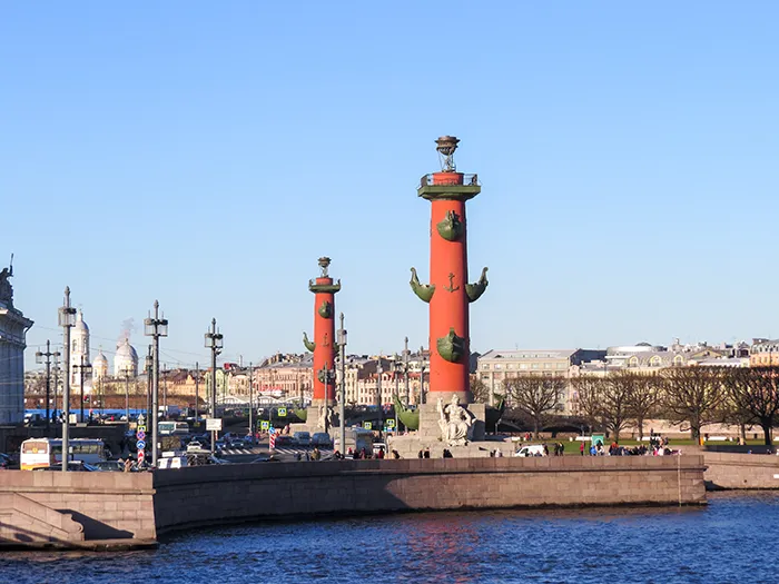 As colunas rostais, em São Petersburgo, na Rússia As colunas rostais