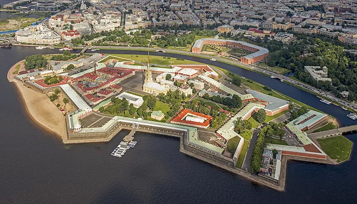 Fortaleza de Pedro e Paulo, vista do alto, em São Petersburgo, na Rússia Fortaleza de Pedro e Paulo vista de cima. Foto: wikipedia