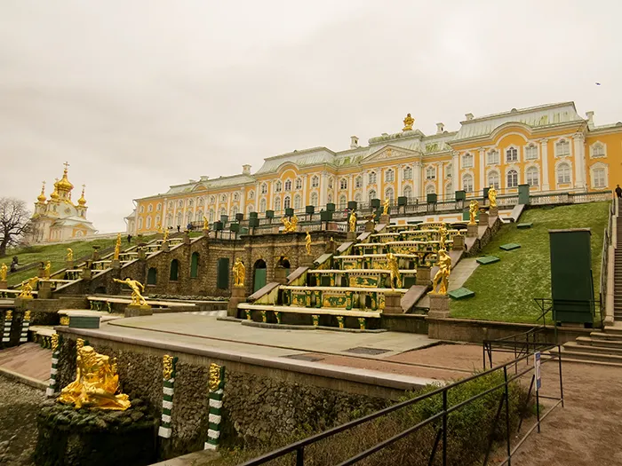 A cascata do Peterhof, em São Petersburgo, na Rússia A grande cascata é a fonte mais famosa da Rússia