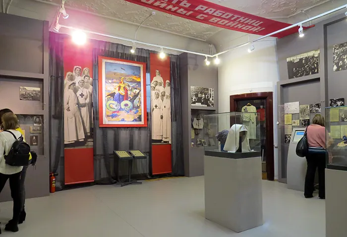 Homenagem às enfeiras, no Museu da História Política Russa, em São Petersburgo, Rússia Enfermeiras russas