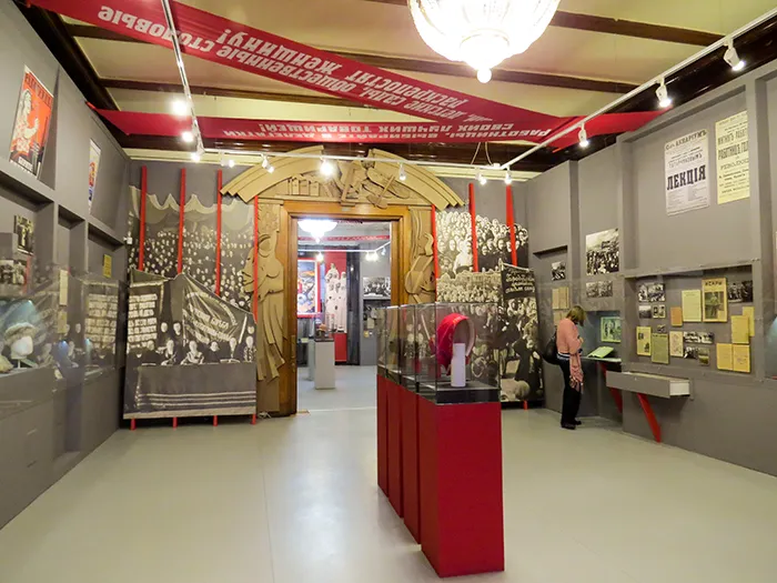 Uma sala dedicada às mulheres, no Museu da História Política Russa, em São Petersburgo, Rússia Uma das salas dedicadas aos feitos das mulheres russas