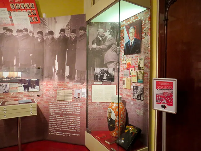 parte do Museu da História Política Russa, em São Petersburgo, Rússia Leonid Brejnev e o beijo famoso